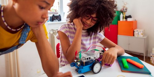 Coole Technik für kleine Tüftler: 4 Lernroboter, die Kinder ab 5 Jahren begeistern