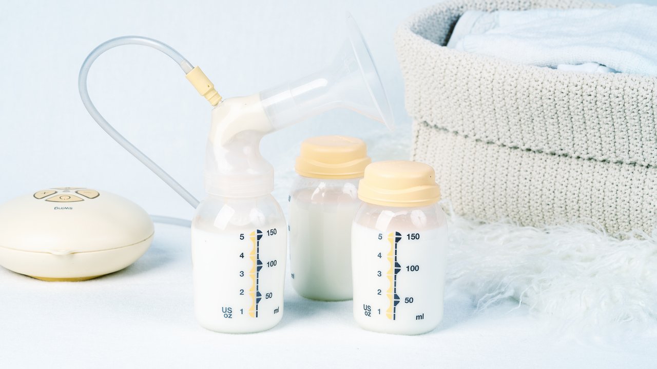 Muttermilch aufbewahren: Wie es geht und wie lange die Muttermilch hält
