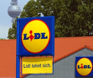Dieses Blumenregal von Lidl für den Balkon ist ein Blickfang