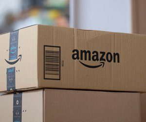 Mache dein Zuhause gemütlich: Das beleuchtete Leinwandbild von Amazon bringt dir die Stimmung eines Sommerabends am See