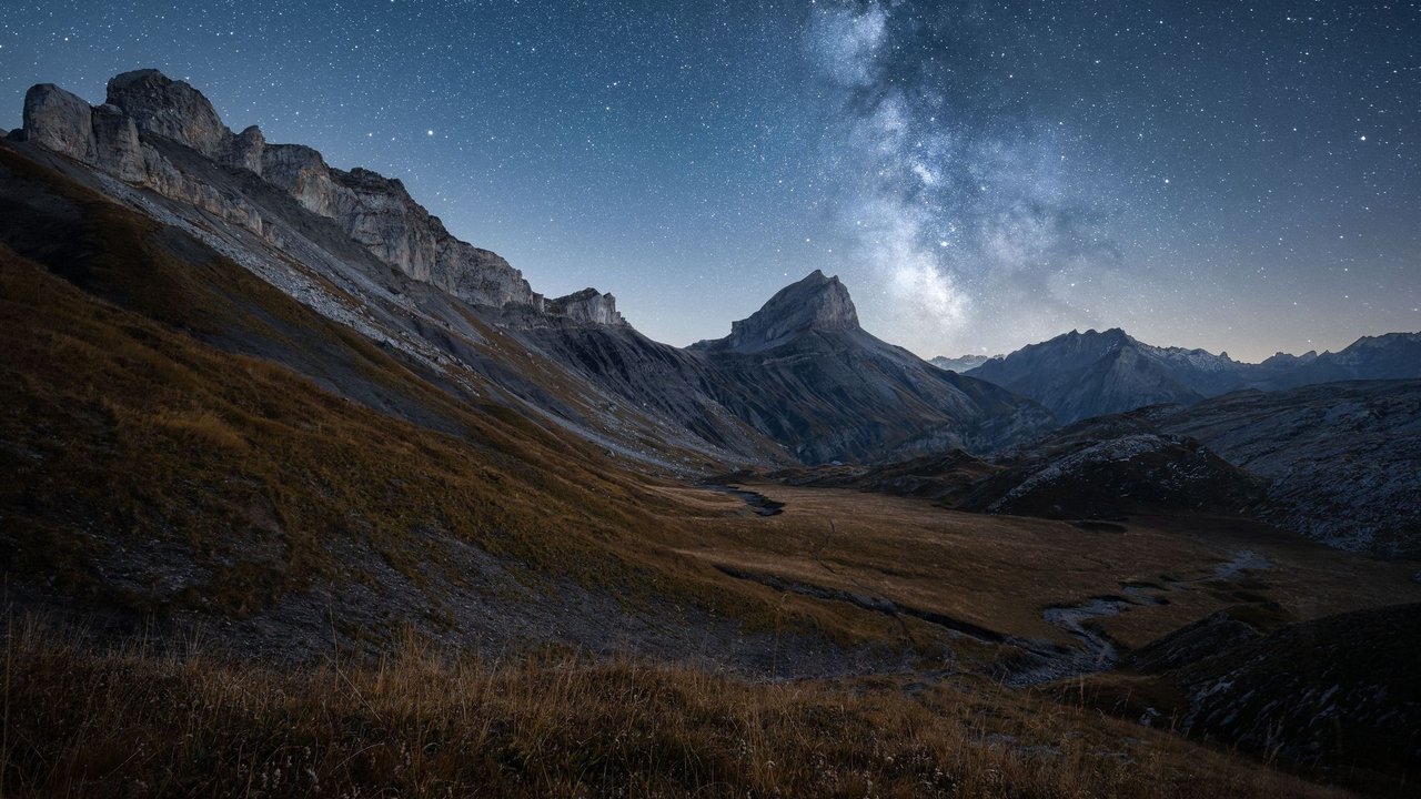 Bergige Landschaft vor dem Nachthimmel