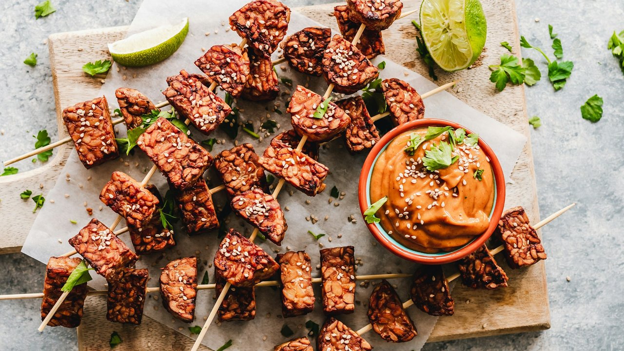 Tempeh kann unter anderem ähnlich wie Fleisch am Spieß zubereitet werden.