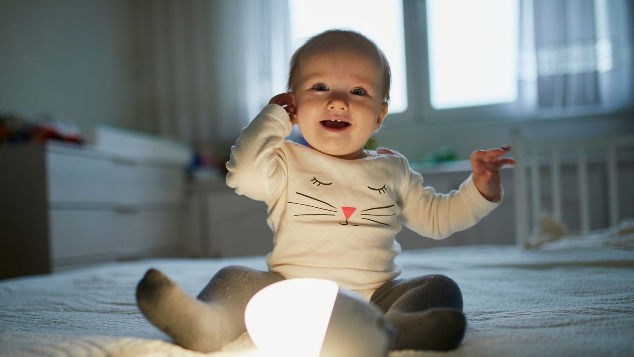 Baby spielt mit Lampe