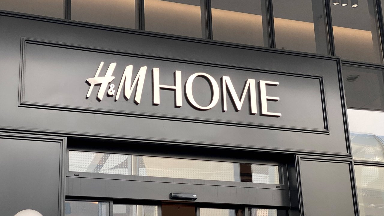 Der perfekte Schaukelstuhl ist jetzt bei H&M Home erhältlich.