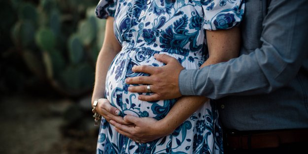 Studie zeigt: Dein Baby erkennt, ob du oder jemand anderes deinen Bauch streichelt