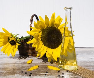 Sonnenblumenöl Haltbarkeit: So lange ist das Speiseöl haltbar