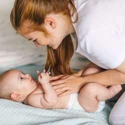 10 Babymassage-Anleitungen zum direkt Ausprobieren