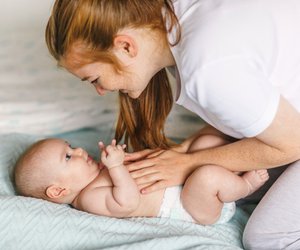 Babymassage: Warum sie super für dein Baby ist – und 10 praktische Anleitungen