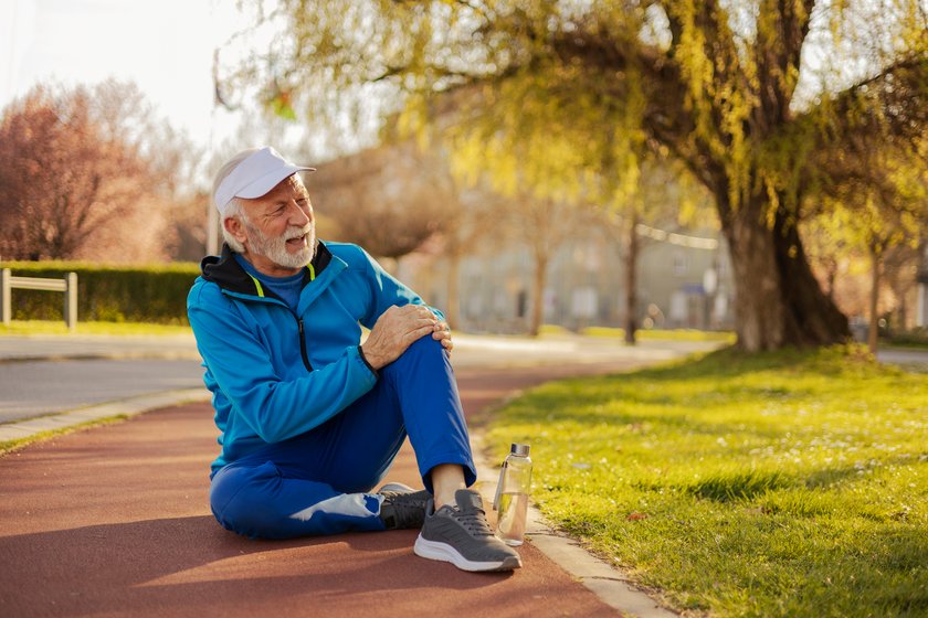 Boomer-Fitnessmythen: Jogger hält sich schmerzendes Knie
