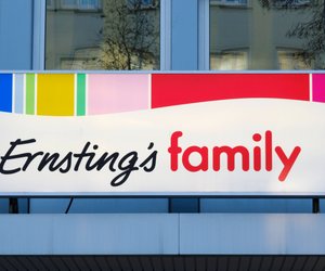 Diese schwarze Laterne von Ernsting's family zaubert herbstliche Stimmung