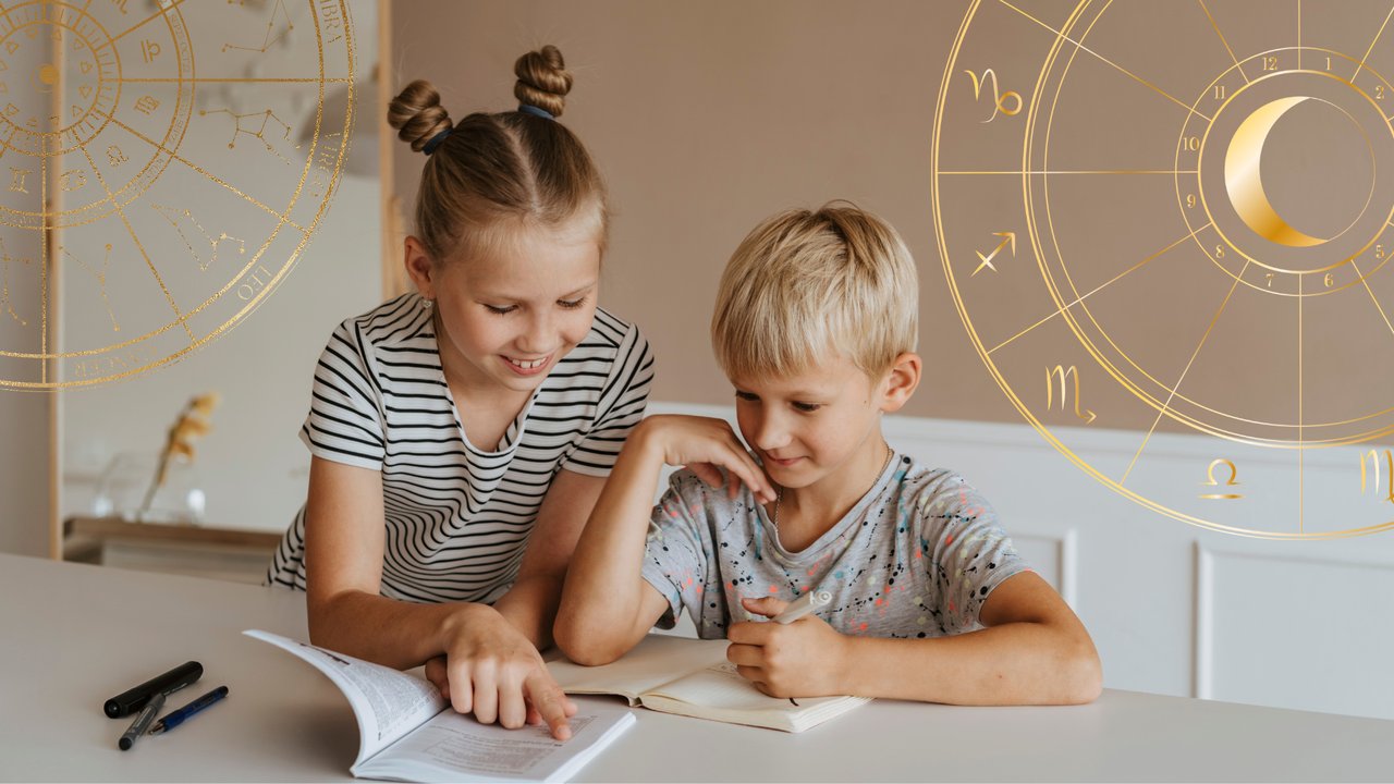 Schwester hilft ihrem kleinen Bruder bei den Hausaufgaben