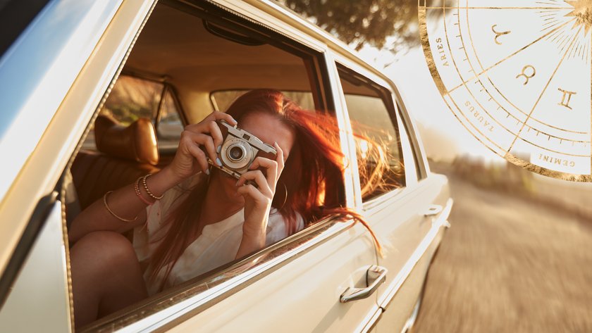 Frau mit Kamera in einem Auto im Sommer
