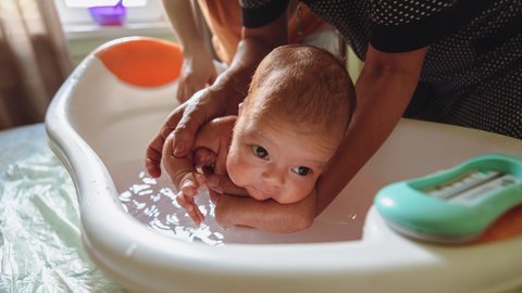 erreichst du die perfekte Temperatur für Babys Bad