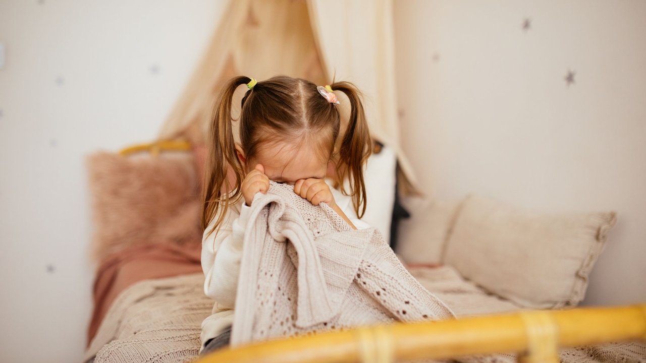 Ängste bei Kindern: Portrait of unhappy small girl indoors, crying.