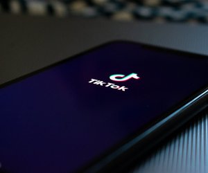 Wer hat TikTok erfunden? Für Kinder erklärt