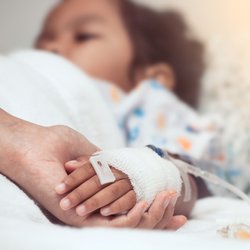 Wenn euer Kind ins Krankenhaus muss: In diesem Alter dürft ihr mit in der Klinik bleiben (und das packt ihr am besten ein!)