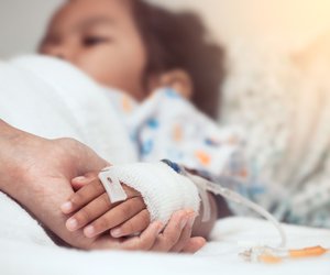 Wenn euer Kind ins Krankenhaus muss: In diesem Alter dürft ihr mit in der Klinik bleiben (und das packt ihr am besten ein!)