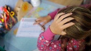 Ungewollte Konflikte bei den Hausaufgaben? 10 Dinge, die Eltern falsch machen