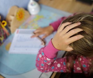Hausaufgaben-Drama? Diese 8 Fehler von Eltern machen es garantiert noch schlimmer