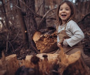 Dies rosafarbene Kinder-Fleecejacke von Tchibo hält im Herbst schön warm