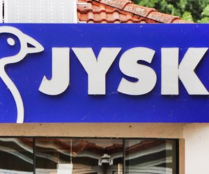 Stil trifft Komfort: Der helle Jysk‑Stuhl bringt Eleganz in dein Zuhause!