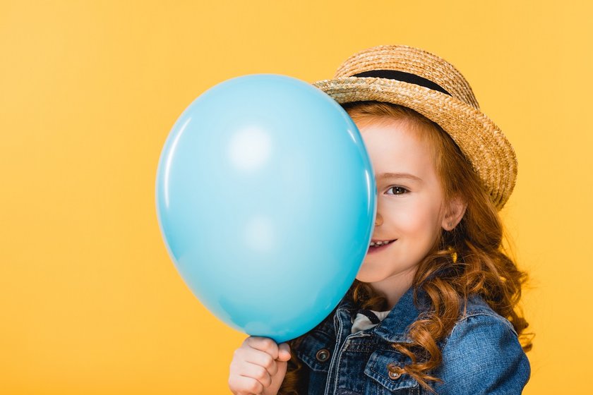 Faschingsspiele für Kinder: Anziehen mit einem Lufballon