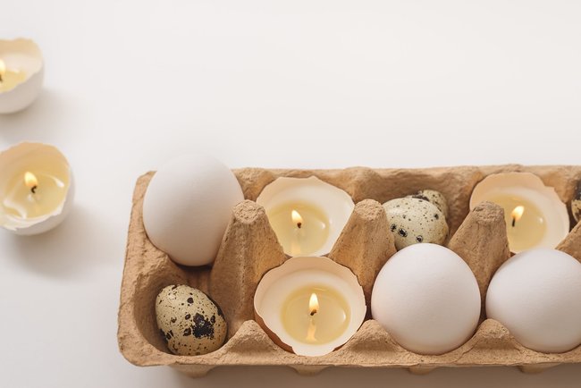 Ästhetische Eierschalen-Teelichter in einem Eierkarton