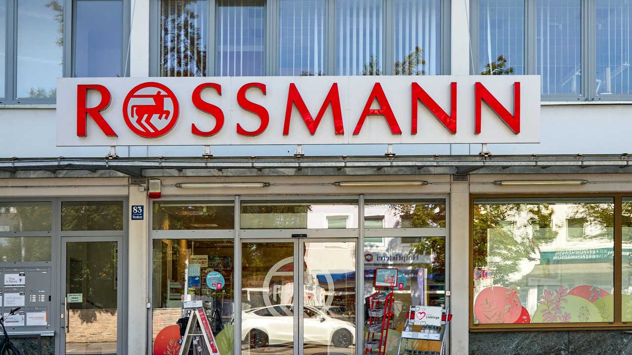 Diese Tischleuchten von Rossmann eignen sich perfekt für deinen Balkon.