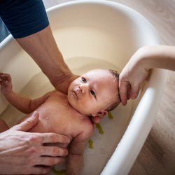 Baby baden: So lernt euer wasserscheues Baby Baden lieben