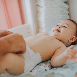 Diese Wickeltechnik spart Nerven – und ist besser fürs Baby