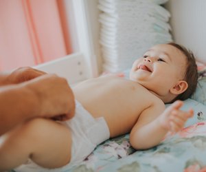 Diese Wickeltechnik spart Nerven – und ist besser fürs Baby