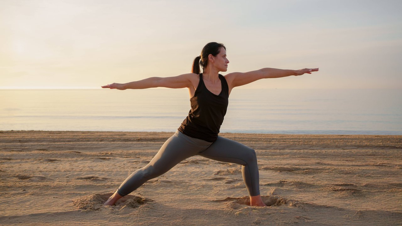 Yoga-Übung am Strand.