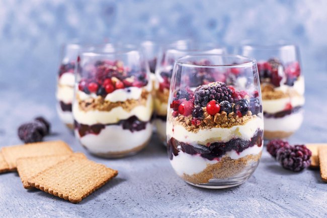 Schichtdessert mit bunten Früchten