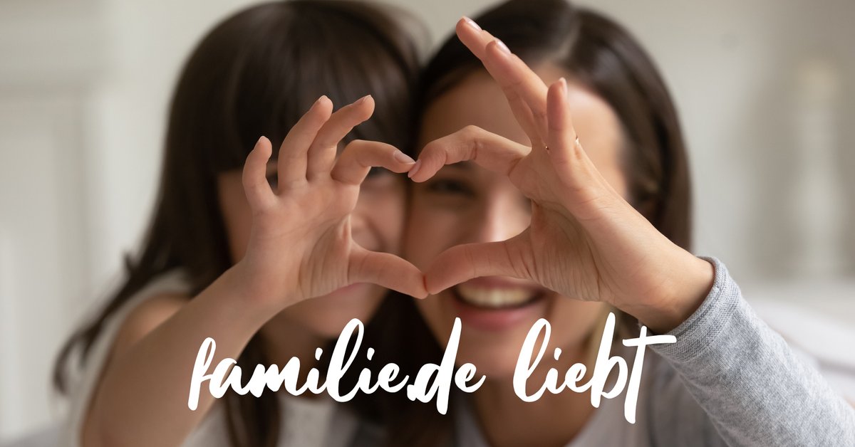 Ungeduldige Teenagerpaare machen die Liebe intensiv Ungeduldige Teenagerpaare machen die Liebe intensiv