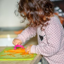 Kinderleicht und selbstständig: Eure Küche im Montessori-Stil einrichten