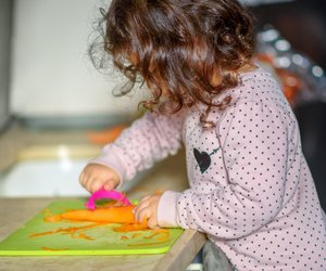 Im Montessori-Style: So kochen eure Kinder in der Küche mit euch