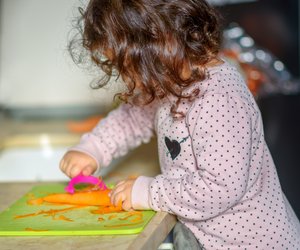 Mitwirken lassen: 7 Tipps, wie ihr eure Küche im Montessori-Stil einrichten könnt
