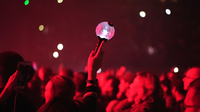 K-Pop Fans in großer Konzerthalle
