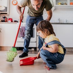 Harvard-Studie zeigt: Darum sind Kinder, die im Haushalt helfen, erfolgreicher und glücklicher