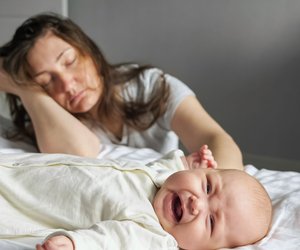 Darum liegt ihr nachts wach: Die 3 häufigsten Ursachen für Schlaflosigkeit beim Baby