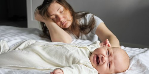 Schlaflosigkeit beim Baby? Das sind die 3 häufigsten Ursachen laut Schlafcoach