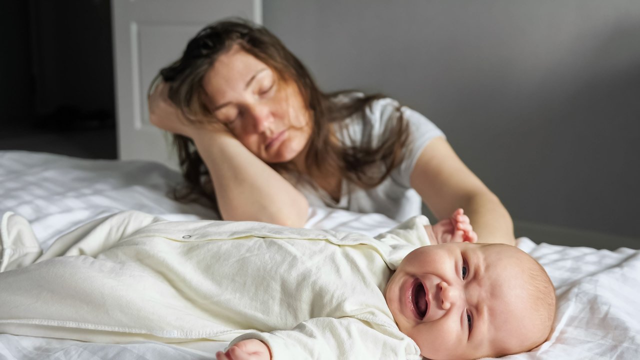 Schlafherausforderungen: Mutter ist übermüdet, weil Baby nicht schlafen will