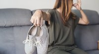 Hausmittel gegen stinkende Schuhe: So wirst du die Gerüche los