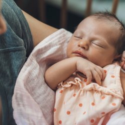 Schlafrhythmus beim Baby: Wann er sich einpendelt und wie ihr ihn fördert