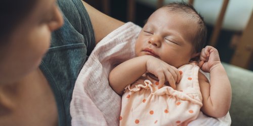 Schlafrhythmus beim Baby: Wann er sich einpendelt und wie ihr ihn fördert