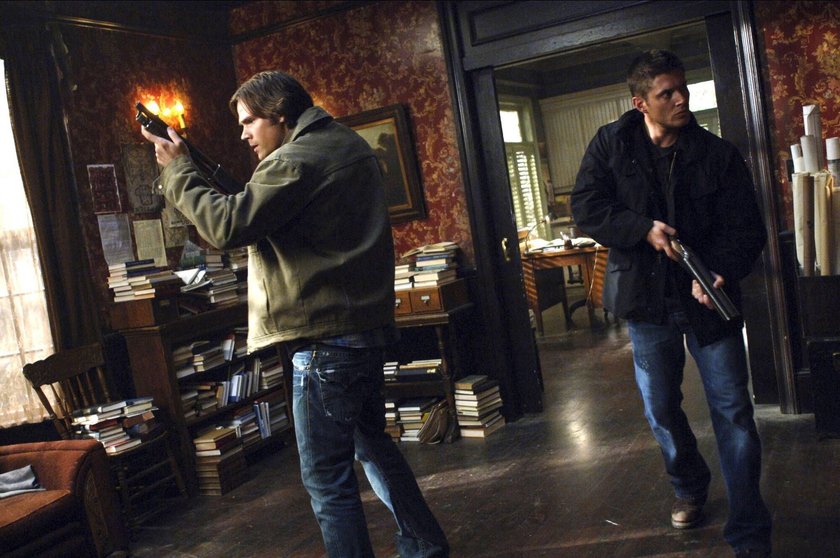 Sam und Dean bewaffnet in einem düsteren Haus