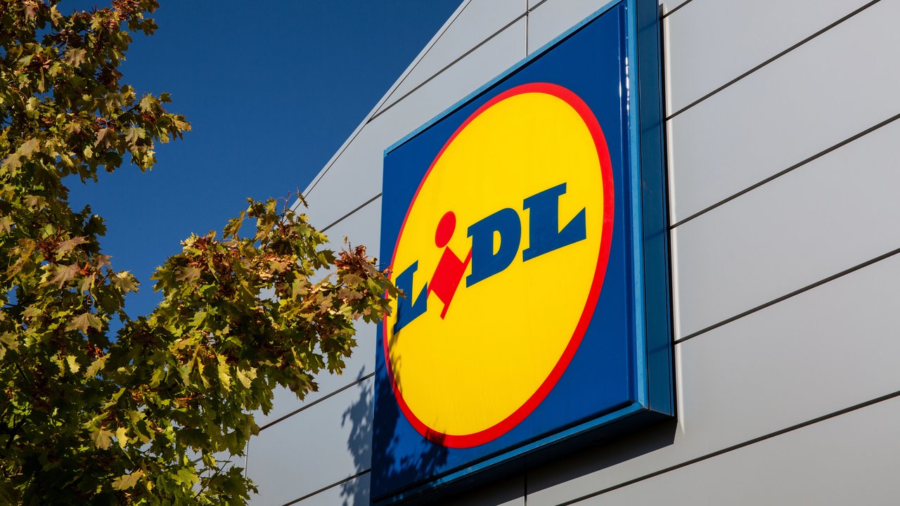 Dieses Lidl-Steingut-Geschirr bringt frischen Wind auf deinen Gartentisch.