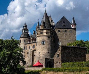 Diese 6 Schlösser und Burgen waren Schauplätze bekannter Filme und Serien – erkennst du sie wieder?