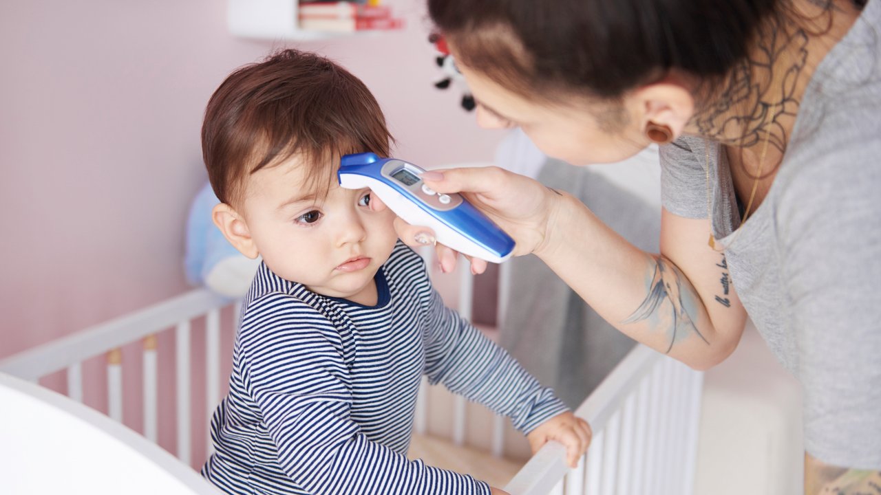 Stirnthermometer Test: Mutter mit Kind