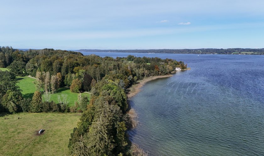 Bernried, Bayern, Deutschland, 29. Septemberi 2024: Ein Herbsttag bei Bernried Landkreis Weilheim-Schongau. Hier der Blick auf den Bernrieder Park und dem Starnberger See, Blick Richtung Norden, wandern, spazieren, Radfahren, baden, schwimmen, Natur *** Bernried, Bavaria, Germany, 29 Septemberi 2024 An autumn day near Bernried district Weilheim Schongau Here the view of the Bernrieder Park and Lake Starnberg, view to the north, hiking, walking, biking, bathing, swimming, nature